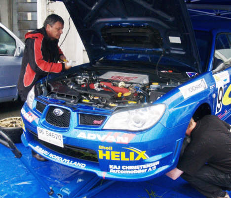 Teamchef Kaj Christensen checker evt. olieforbrug på rallybilen.